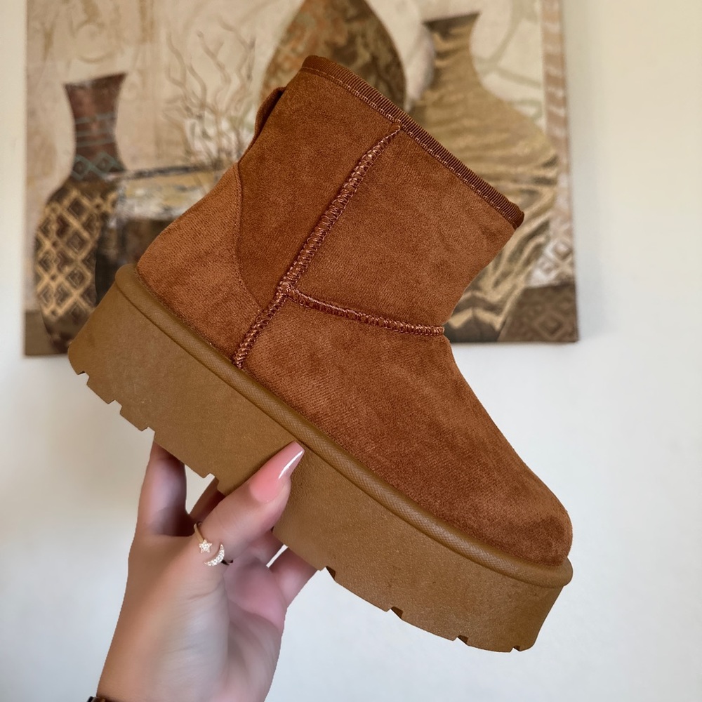 NWT!! WOMENS FUR LINED MID STYLE WARM BOOTS